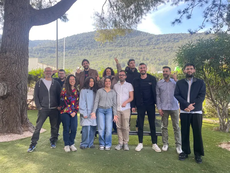 La promotion DWWM 2025 réunie dans le jardin de l’école, devant les collines d’Aubagne