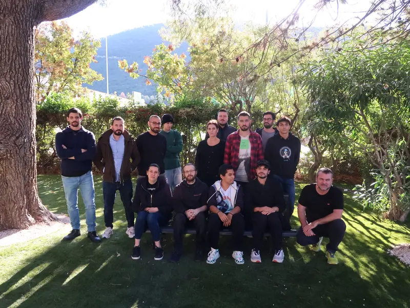 Une promotion de l’école réunie dans le jardin, devant les locaux d’Aubagne